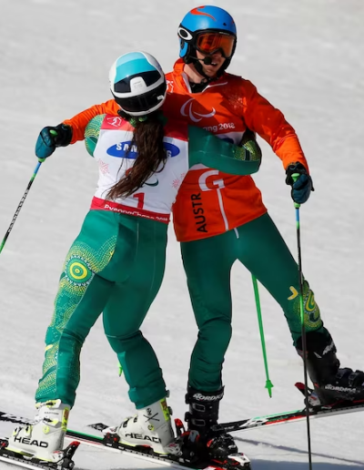 Melissa Perrine qui célèbre sa victoire avec son guide