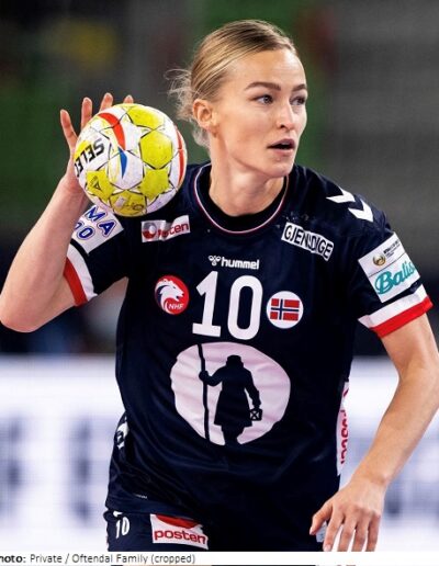 Stine Oftedal en train de dribbler