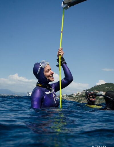 Alice Modolo se tenant à une corde avant de plongée