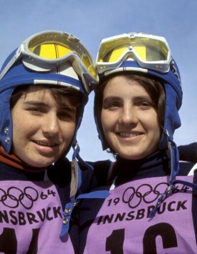 Marielle et Christine Goitschel en tenue de ski lors des Jeux d'Insbruck