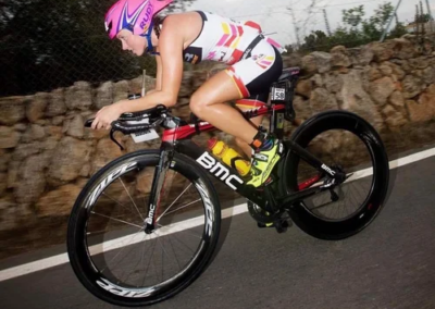 Lauren Parker qui s'entraîne pour un triathlon