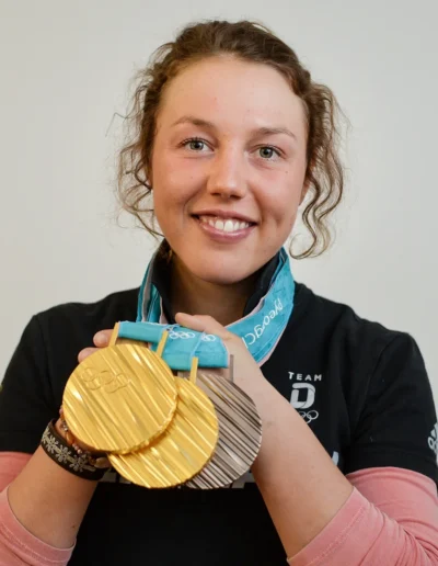 Laura Dahlmeier montrant ses médailles olympiques